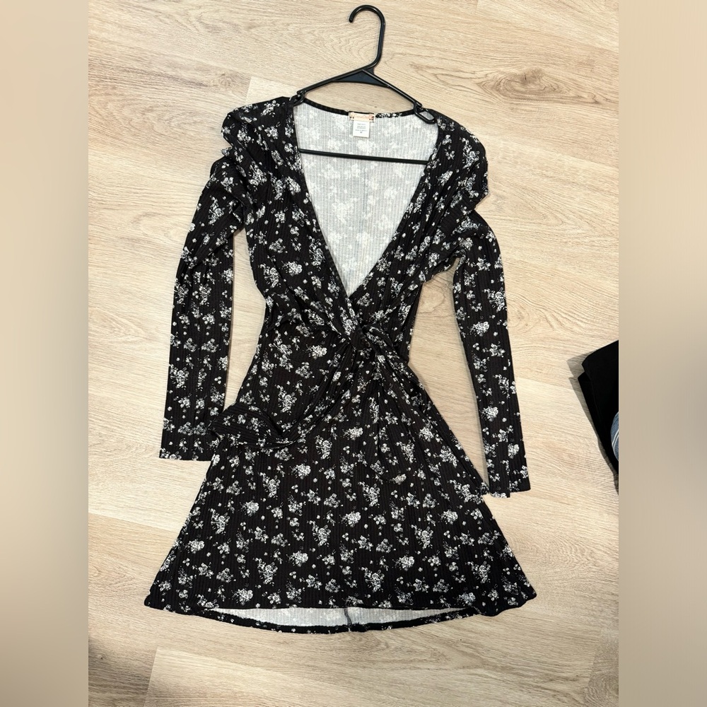 Black and white floral dress. Size medium. Fits like small medium.